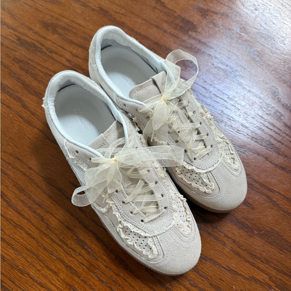 ALOHAS Cream Ribbon Lace Sneakers